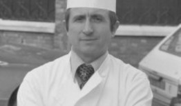 厨师的做法被认为是涂上了酱，沾上了“酱”和泡沫