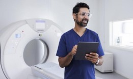 在最新的包容性指导发布后，x光工作人员“被告知询问男性是否怀孕”