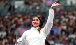 怀孕七个月的击剑运动员在巴黎参加比赛