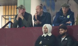 威尔士亲王为阿斯顿维拉与拜仁慕尼黑的比赛欢呼