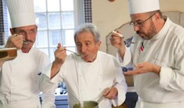 厨师的做法被认为是涂上了酱，沾上了“酱”和泡沫