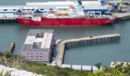 危害健康的细菌迫使英国从驳船上移走移民