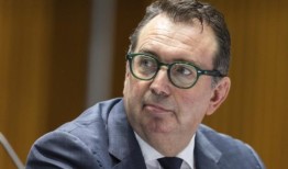 我们的两个公司警察从活跃的二人组变成了敌人