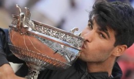 卡洛斯·阿尔卡拉兹在五局比赛中险胜亚历山大·兹韦列夫，在法网公开赛中获得了新的权威