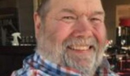 摩托车手的家人在车祸死亡后向“快乐，关心”的父亲致敬