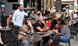 顾客的要求越来越高“我们等了太久，现在你免费给我们一升酒”