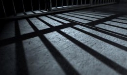 卡尔霍恩县监狱的囚犯因用破拖把打警察而被指控谋杀未遂