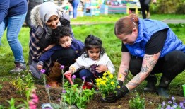 彩票中奖者在慈善农场帮助幼童整理花园