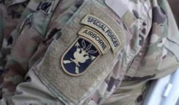 精英陆军特种部队学校的仪式被色情内容打断