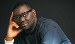 “有人告诉我这里卖不出书我知道那不是真的”：这位撼动尼日利亚出版界的英语老师