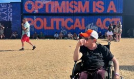 迈克尔·j·福克斯(Michael J. Fox)说，在格拉斯顿伯里音乐节(Glastonbury Festival)上与酷玩乐队(Coldplay)一起演出“非常令人兴奋”