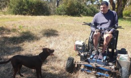 汤姆·卡尔为轮椅使用者设计了一辆童车，把想法变成了现实