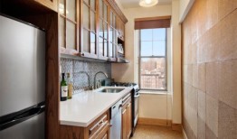 以215万美元的价格与洛德住在同一层