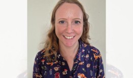 一名妇女接受Optegra公司的隐形眼镜植入手术