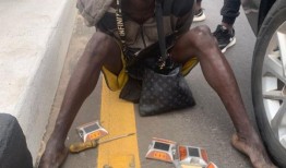 拉各斯警方逮捕了在第三大陆桥上偷窃LED灯的18岁少年