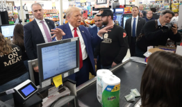 特朗普现身宾州超市为一女士买单 并承诺降低物价