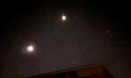 曼哈顿上空有流星吗？纽约人抬头看了一眼，然后耸耸肩