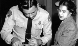 联邦假日是为了纪念罗莎·帕克斯，她在1955年的这一天违反了公共汽车法