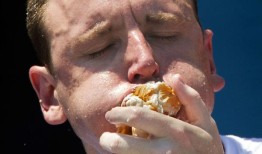 谁能吃下更多热狗，4个士兵还是1个争强好胜的食客？