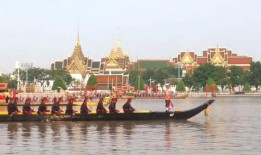 皇家驳船游行的首次全面排练吸引了湄南河沿岸的观众