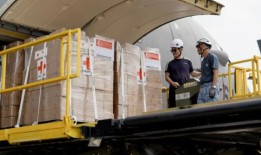 毯子、医疗用品、滤水器：为加沙平民提供紧急援助的皇家空军飞机