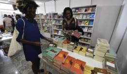 “有人告诉我这里卖不出书我知道那不是真的”：这位撼动尼日利亚出版界的英语老师