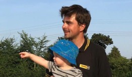 审查发现，一名男子在错误接受Covid疫苗后死于血凝块