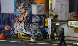 韩国执政党议员在街头被“袭击”：报道