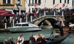 威尼斯居民抗议城市开始收取5美元的游客入场费
