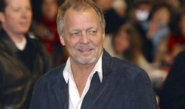 热门警剧《警界双雄》(Starsky & Hutch)的明星大卫·索尔(David Soul)去世，享年80岁