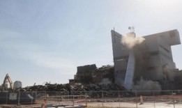 马丁·德雷克发电厂的最后一个烟囱倒下了，“我们的天际线发生了巨大变化”