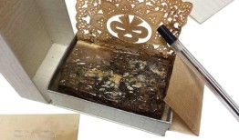 英国女王伊丽莎白二世的一块有77年历史的婚礼蛋糕售价2800美元