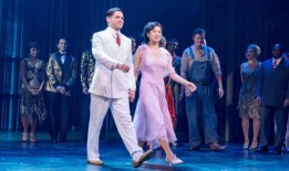 图片：《了不起的盖茨比》首演之夜在纸厂剧场，由杰里米·乔丹和伊娃·诺布尔扎达主演