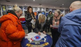 敦促民主统一党坚定立场的信件在斯托蒙特协议猜测中签署