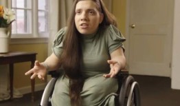 被指控为22岁女孩的新家庭筹集了2万美元用于度假和新车，然后发生了令人震惊的转折