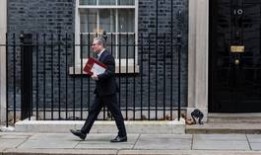 马斯克计划撤除英国《金融时报》的斯塔默