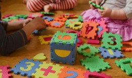 呼吁禁止托儿人员带手机进入游乐区