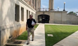 迈克·布莱克利，阿拉巴马州服刑时间最长的警长，在定罪前，在拥挤的听证会后获得假释