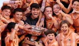 卡洛斯·阿尔卡拉兹在五局比赛中险胜亚历山大·兹韦列夫，在法网公开赛中获得了新的权威