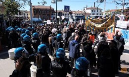 威尼斯居民抗议城市开始收取5美元的游客入场费