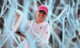 斯瓦泰克在马德里马拉松比赛中对萨巴伦卡来说太强大了