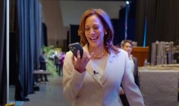 奥巴马和米歇尔在电话直播视频中支持哈里斯