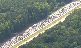 加里附近的韦德大道I-40东路段发生四车相撞事故，造成一人受伤