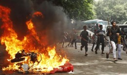 孟加拉国总理在致命的反政府抗议中辞职并逃离该国