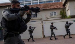 以色列警方称，两名巴勒斯坦人在车祸中杀死一名妇女，打伤12人