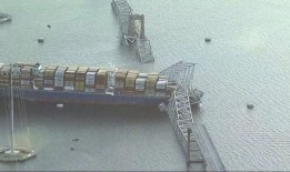 关键桥梁倒塌，影响了一些部队物品的运输