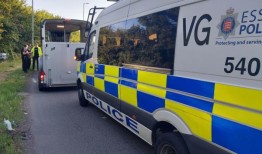 在绍森德繁忙的海滨舞会上，警方阻挠了小马和陷阱比赛的计划