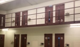 杰斐逊县的一名囚犯在牢房里用电击枪指着他的头将狱卒扣为人质，要求见法官