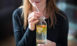 早上8点喝维C饮料可以降低胆固醇，排出毒素，燃烧脂肪