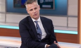 理查德·培根在《蓝色彼得》周年纪念上调侃可卡因丑闻